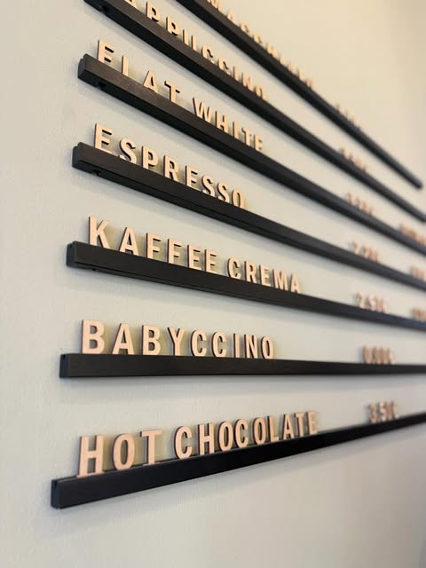 Detail der Getränketafel mit Holzbuchstaben bei Call me Picasso