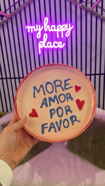 Rosafarbener Keramikteller mit Herzen und dem Schriftzug More Amor por Favor