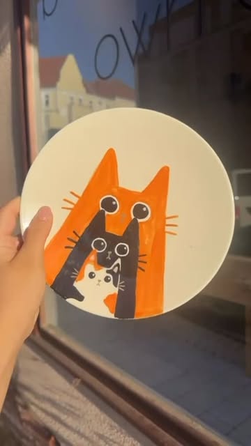 Handbemalter Keramikteller mit drei Katzen in Orange, Schwarz und Weiß